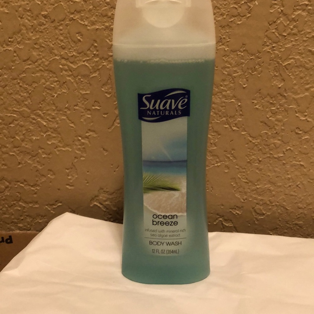 New unused Suave Naturals Ocean Breeze infused with sea algae extract body wash.
